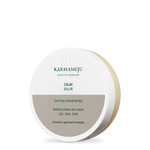 CALM balm in runder weißer Karmameju Dose mit taupefarbenem Etikett für Lippen, Gesicht und Körper