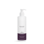 RICH hand lotion in weißer Karmameju-Pumpflasche mit pflaumenfarbenem Etikett auf weißem Hintergrund