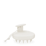 Cremeweiße Silikon ACTIVATE Scalp Brush mit weichen spitzen Noppen und Baumwollschnur vor weißem Hintergrund